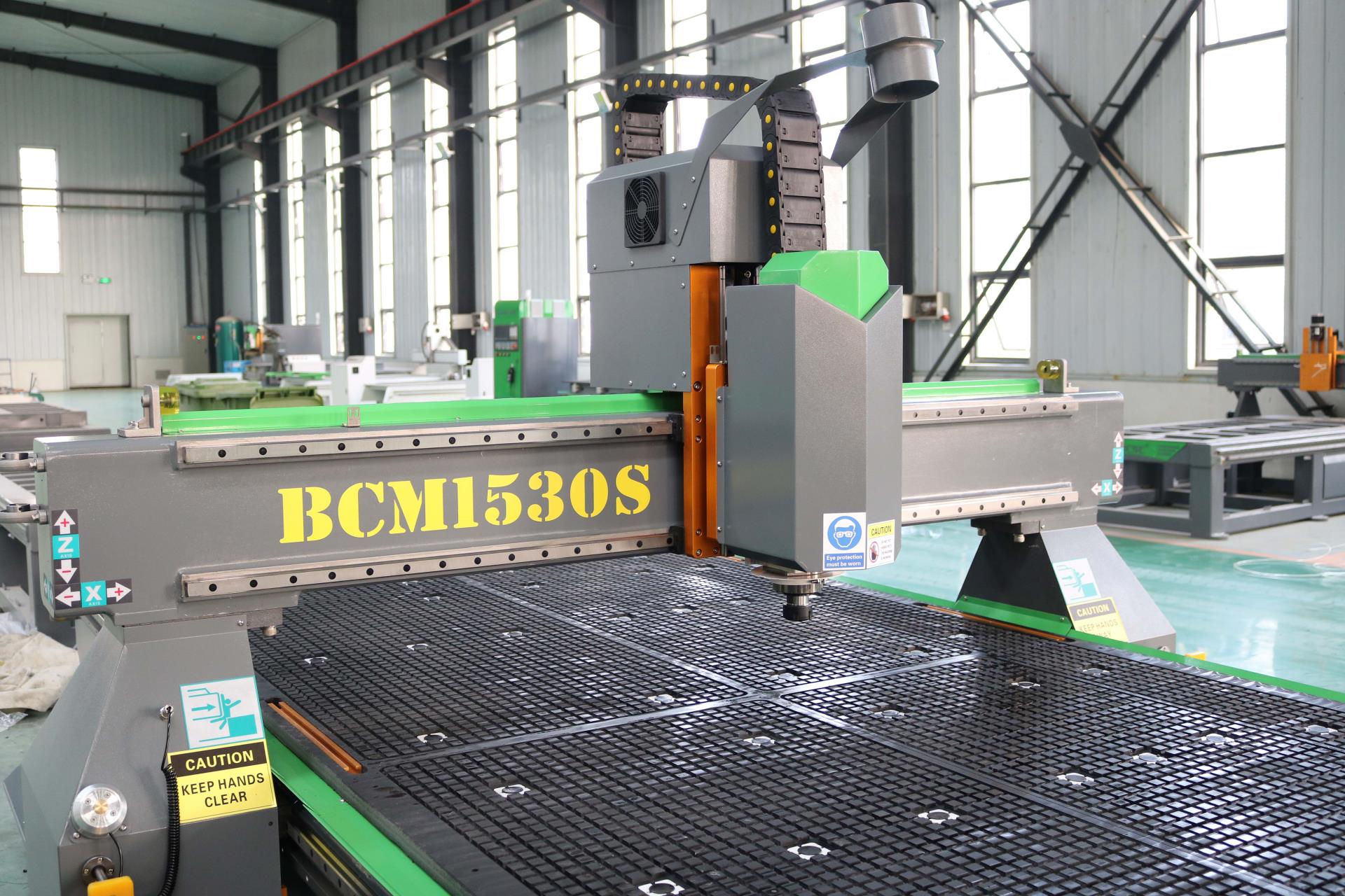 Wood CNC router with vacuum table