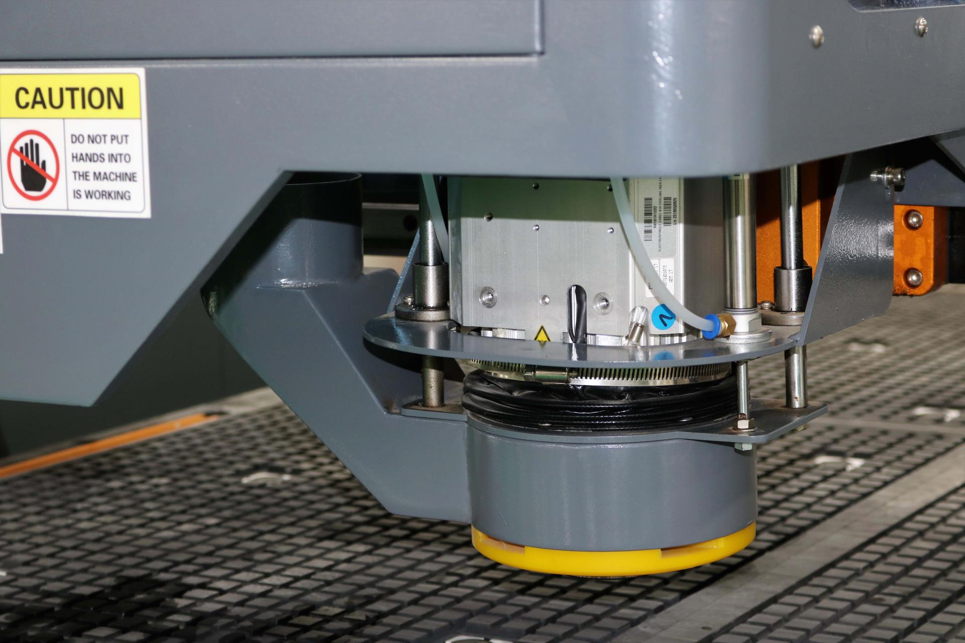 The Spindle motor of cnc router air-cooled vs water-cooled engine