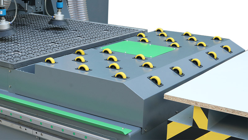 Automatic loading and unloading machining center