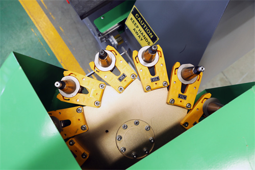 What are the types of tools used by the engraving machine