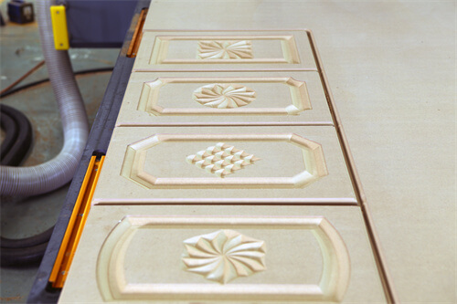 What is the difference between woodworking engraving machine and hand engraving