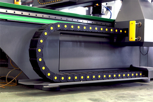 What are the uses and characteristics of the engraving machine drag chain